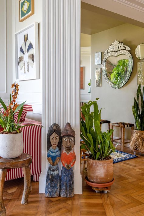 Apartamento no Rio com raízes brasileiras, muito garimpo, cores e plantas | Open House com Gigi Barreto - Casa de Valentina Barbie Dream House, Guest House, Open House, Rio De Janeiro, Boho Decor, Sweet Home, Dream House, New Homes, Vintage Fashion