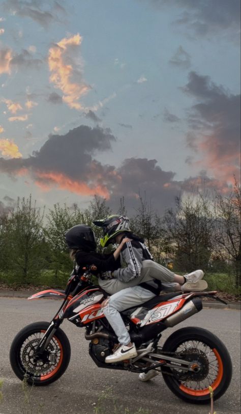 #amore #ktm #boyfriend #fidanzati #couplestyle #bikelife #motorcycle #grenzgaenger #moto #bike #helmets Biker Aesthetic Couple, Motorcycle Boyfriend Aesthetic, Motorcycle Relationship, Motorcycle Boyfriend, Boyfriend Motorcycle, Couple On Motorcycle, Moto Couple, Motorcycle Couples, Biker Boyfriend