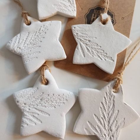 Itsekovettuva Savi, Botanical Christmas, Clay Christmas Decorations, Clay Crafts Air Dry, Polymer Clay Christmas, Fern Leaf, Ceramic Christmas Trees, December 23, Clay Ornaments