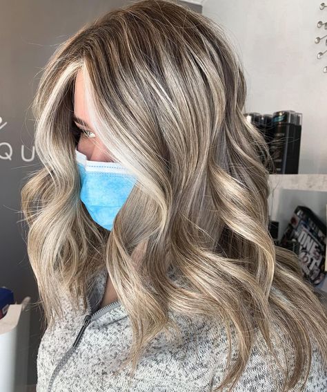 CT HAIRSTYLIST on Instagram: “That MELTY root with face frame POP ⭐️ ☆ 𝐩𝐫𝐨𝐜𝐞𝐬𝐬 - full head highlight with smudge ★ 𝐭𝐨𝐧𝐞𝐝 - @goldwellus lightener toned with 10bs ☆…” Full Foil Lowlights, Full Head Highlights And Lowlights, Highlights Only On Top Of Head, Half Head Foils, Half Head Highlights, Full Head Highlights, Grad Hair, Blonde Foils, Light Brunette Hair