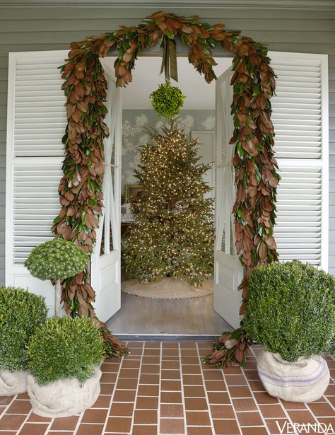 Interior designer Tammy Connor's atelier becomes a winter wonderland full of sweet treats, wreaths and rich colors. Veranda Christmas Decor, Chic Christmas Tree, Magnolia Leaf Garland, Christmas Tree Decorating Ideas, Tree Decorating Ideas, Christmas Tree Decorating, Holiday Tablescapes, Tree Decorating, Holiday Garlands