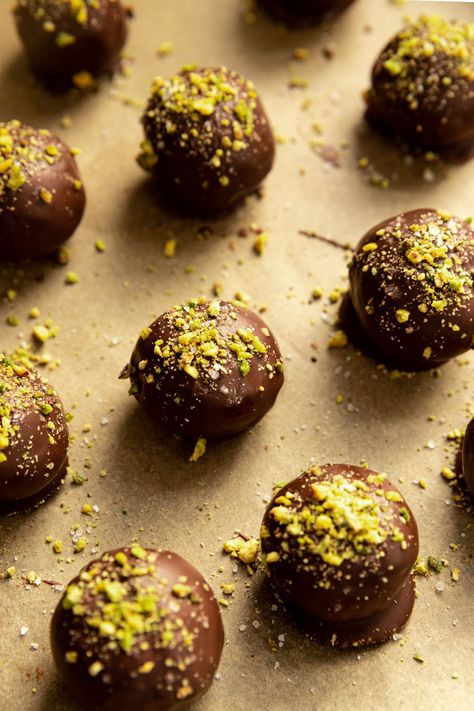 I have a deep love for pistachios and chocolate. Here, we prepare energy balls made from dates and pistachios, all coated in chocolate and a pinch of flaky sea salt. These energy balls are perfect to satisfy your sweet tooth as a snack or dessert. This recipe was developed in […] Chocolate Energy Balls, Date Bites, Refined Sugar Free Desserts, Pistachio Dessert, Energy Balls Healthy, Date Balls, Snack Treat, Sugar Free Desserts, Energy Balls