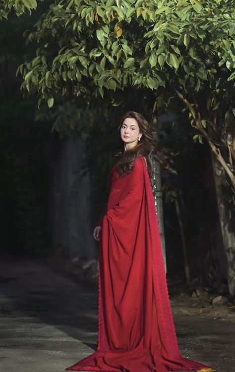 Hania Amir In Red Saree, Hania Amir Saree, Wine Red Saree, Haniya Amir, Wine Saree, Saree Outfits, Eid Photoshoot Ideas, Hania Aamir, Desi Attire