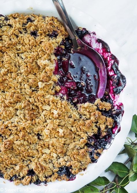 This Pear and Blueberry Crumble is a simple fruit-based dessert made by combining diced pears with blueberries and topping it off with a hearty and crunchy oat topping. #pearandblueberrycrumble #crumble #blueberry #fruitdessert #healthydessert #SweetandSavouryPursuits Crumble Blueberry, Gluten Free Blueberry Crisp, Blueberry Crisp Recipe, Blueberry Crisp, Peach Crisp, Fruit Crisp, Blueberry Crumble, Blueberry Desserts, Apple Crisp Recipes