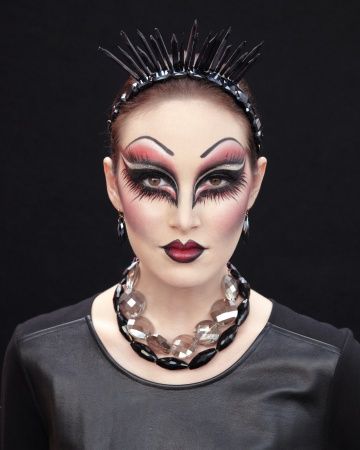 Evil queen Halloween makeup.  |  Martha Stewart Evil Queen Makeup, Geek Outfit, Zombie Make Up, Evil Queen Costume, Martha Stewart Halloween, Black And White Makeup, Drag Make-up, Halloween Makeup Diy, Cool Halloween Makeup