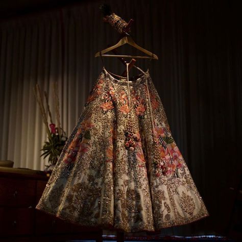 Lehenga hanging on a hanger. Lehenga Hanging, Lehenga Jewellery, Wellness Retreat, Indian Wedding Photos, Photoshoot Inspo, Bridal Photos, Indian Outfit, Popular Wedding, Fashion Photoshoot