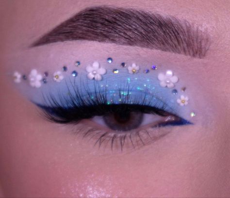 Blue Makeup Inspo Aesthetic, Blue Butterfly Eye Makeup, Rave Makeup Blue, Aesthetic Blue Eyeshadow, Blue Eye Makeup Butterfly, Maquillage Yeux Cut Crease, Cute Eye Makeup, Graphic Makeup, Eye Makeup Pictures