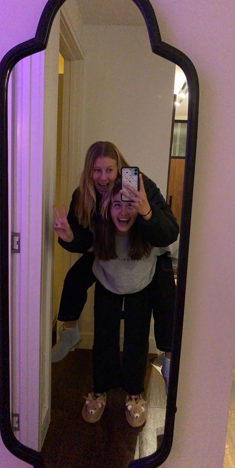 Bff Mirror Selfie, Mirror Selfie Poses For 2 Friends, Duo Mirror Pics, 2 Bff Aesthetic, Selfie Poses For 2 Friends, Mirror Selfie With Bestie, Bestie Mirror Pics, Friendship Photography, Mirror Selfie Poses