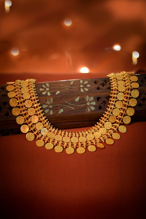 A treasure that is passed on through the generations - coin necklace with goddess motifs crafted in gold. Discover more bridal jewellery from our designer antique collection. #FrancisAlukkas #AHeritageofPurity #goldjewellery #indianjewellery #heritagejewellery #traditionaljewellery #designerjewellery #indianantiquejewellery #gemstonejewellery #ethnicjewelleryindian #indianethnicjewelleryaccessories #ethnicwearindianjewellery #indianethnicgoldjewellery #coinjewelleryindian #coinjewellerygold #co Double Layer Necklace Gold Indian, Coin Necklace Gold Indian, Necklace Gold Indian, Gold Jewlry, Tanishq Jewellery, Kasu Mala, Gold Coin Jewelry, Wedding Flower Jewelry, Jewelry Closet