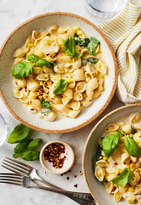 This creamy corn pasta is a delicious summer dinner! Made without cream or butter, the sauce gets its luscious texture from blended sweet corn. More whole corn kernels add crunch. Creamy Corn Pasta, Vegetarian Pasta Recipes Easy, Lemons Recipes, Noodle Doodle, Roasted Red Pepper Pasta, Cheap Vegan, Corn Pasta, Summertime Recipes, Minimalist Baker