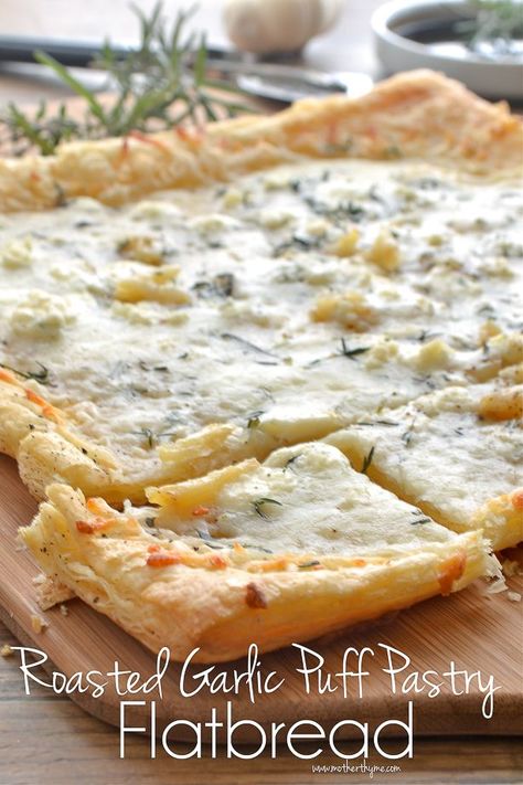 A simple and elegant recipe for Roasted Garlic Puff Pastry Flatbread. Makes a great appetizer for entertaining or to enjoy as an easy dinner. Flatbread Recipes, Puff Pastry Recipes, Snacks Für Party, Great Appetizers, Appetizer Dips, A Pizza, Pastry Recipes, Dinner Rolls, Deep Dish