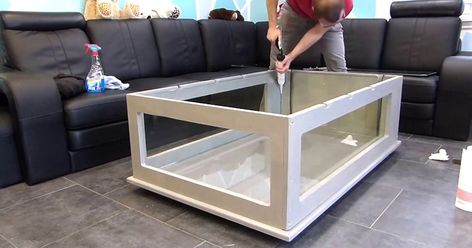 22 lavabos esthétiques et pratiques pour amener une touche d'originalité dans votre intérieur Diy Fish Tank Coffee Table, Diy Aquarium Coffee Table, Diy Aquarium Table, Table Aquarium Ideas, Diy Fish Tank Table, How To Build A Fish Tank, Fish Tank Table Ideas, Aquarium Furniture Ideas, Aquarium Table Ideas