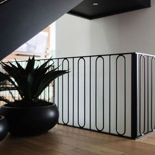 Stair Railing Ideas With Carpet Stairs, Drink Rail, Iron Railings Outdoor, Balustrade Design, Indoor Railing, Interior Stair Railing, Indoor Balcony, Stairs Design Interior, Staircase Handrail