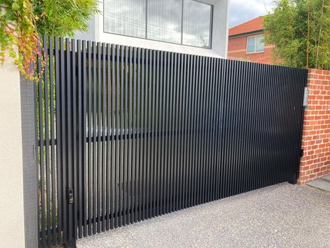 Aluminium Batten Fence, Aluminium Gates Design, Front Gate Design Modern Steel, Batten Fence, Aluminum Fence Gate, Pagar Modern, Modern Steel Gate Design, Steel Gates, Aluminium Fence