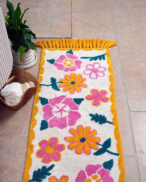 INTRODUCING !!! The Lemonade Runner 🌼🌸 Refreshingly different, it will take you back in time to inject a hip retro feel, bringing 70s California bursting into your bathroom! Handmade Each bath mat is meticulously handmade in small batches by our talented artisans in India, making your eye-catching item unique and rare. Natural materials Super soft and made with 100% cotton. Extra large size This lengthy rug measures 150cm x 57cm (incl tassels) which is both practical and beautiful, leavin... Colorful Bath Mat, 70s California, Unique Bath Mats, Flower Bath Mat, Bath Runner, Power Design, Seeing Double, Kitchen Rugs And Mats, Flower Pattern Design