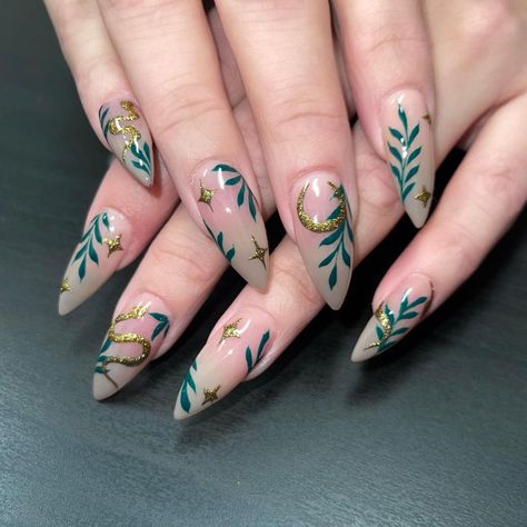 ✨🐍✨🌙�✨🐍✨ #celestialnails | Instagram Green Earthy Nails, Earthy Nails Designs, Nature Inspired Nails, Nail Inspo Fun, Green Nails Inspiration, Shark Nails, Earthy Nails, Witchy Nails, Vintage Nails