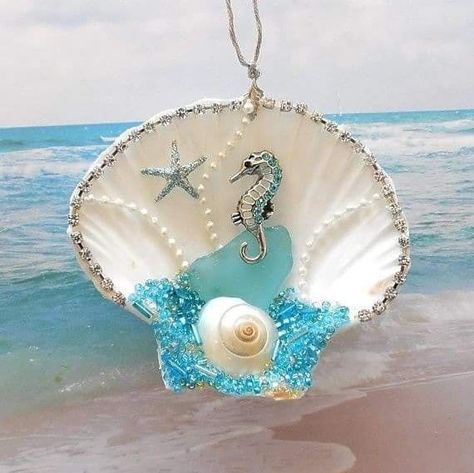 Sea Ornaments, Poke Mon, Beach Party Gifts, Seahorse Decor, Shell Creations, Seahorse Ornament, Beach Decorations, Seashell Christmas Ornaments, قلادات متدلية