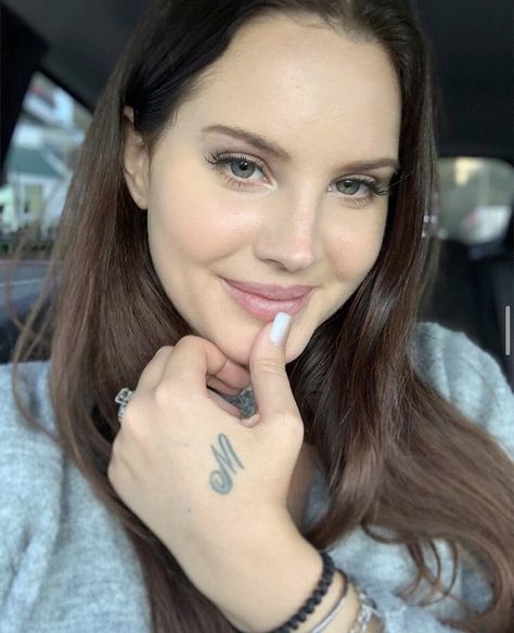 vanshika on Twitter: "this genre of her selfies like if u get it u get it… " Lana Del Rey Tattoos, Lana Del Rey Love, Lana Rey, Elizabeth Grant, Pretty Star, Lana Del Ray, Rock Candy, Living Legends, Lana Del Rey