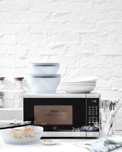 New semester, new kitchen! Transform your kitchen corner with our hand-picked College Kitchen essentials. Shop through our link in bio 🎓🔪 College Kitchen Essentials, Reheat Pizza, College Kitchen, Cookware Design, Safest Cookware, Microwave Cookware, New Semester, Smart Oven, Countertop Appliances