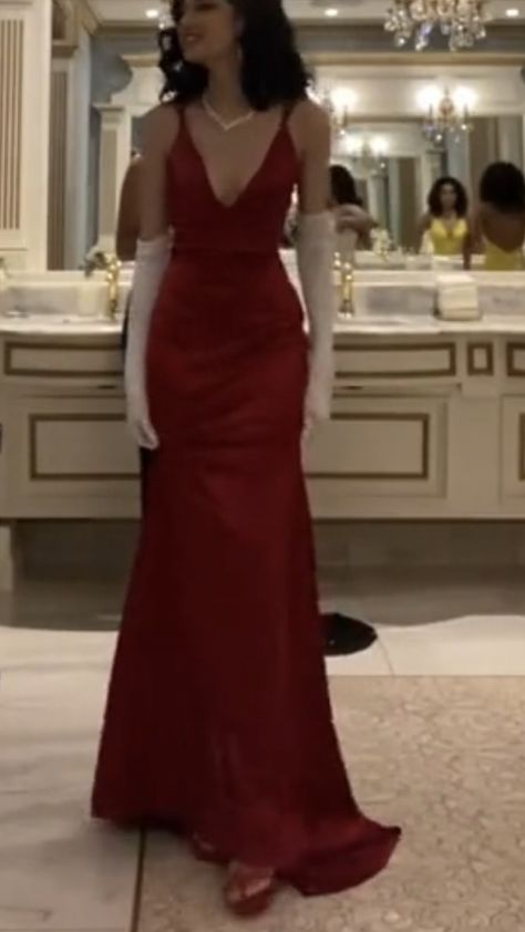 James Bond Theme Prom Dresses, Sleek Red Dress, Classic Hollywood Prom Dress, Old Hollywood Theme Dress, Hollywood Prom Theme Outfit, Hollywood Glam Outfit Ideas Women, Stargirl Prom Dress, Red Tight Dress Long, Red Old Hollywood Dress