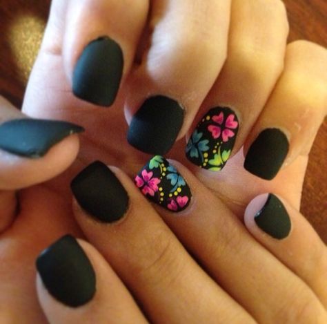 Fun Mexico Nails, Black Nail Designs Summer, Black And Floral Nails, Black Summer Nails Designs, Summer Nails With Black, Black With Flowers Nails, Black Mexican Nails, Black Nail With Flower Design, Spring Black Nails