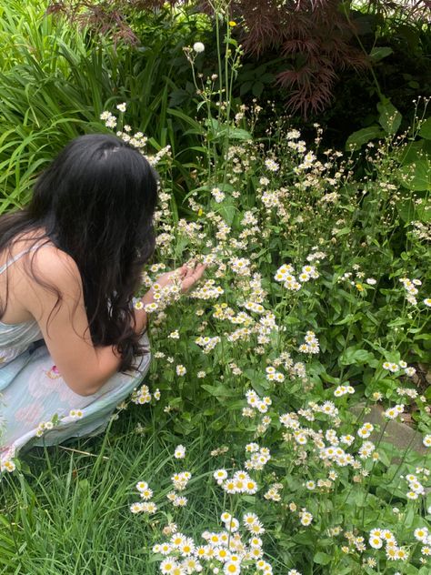 picking wildflowers, picking white wild flowers, photoshoot picking wildflowers in summer/spring Grace Start, Soft Life Era, Soft Lifestyle, Picking Wildflowers, A Soft Life, Gentle Woman, Femininity Tips, Flower Picking, Feminine Spirituality