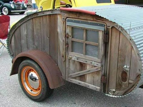 #RecycledPallet, #Trailer  I couldn't find the source of this pallet teardrop trailer so that I could provide you with directions or details, but I love the result of this handmade project! Vagabond Lifestyle, Teardrop Trailer Interior, Kombi Trailer, Homemade Camper, Diy Camper Trailer, Pallet Shed, Camping Diy, Tiny Trailers, Kombi Home