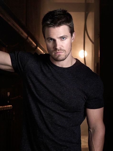 Carter Linsey is pissed. (Stephen Amell from CW's Arrow) Steven Amell, Tommy Merlyn, Oliver Queen Arrow, John Diggle, Arrow Tv Series, Robbie Amell, Stephen Amell Arrow, Arrow (tv Show), Arrow Oliver