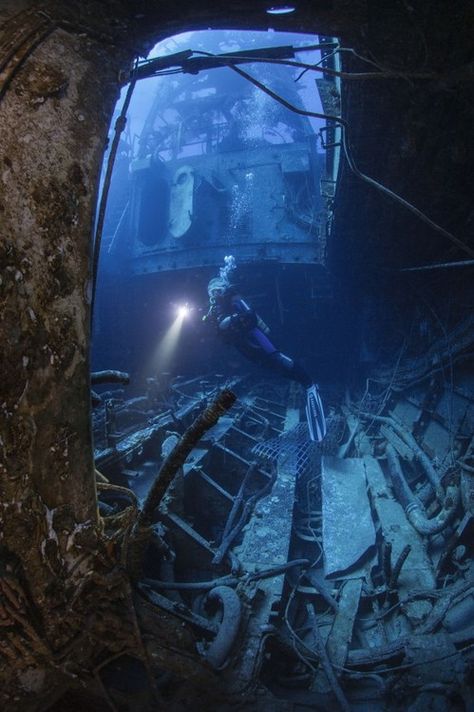 Wreck diving www.flowcheck.es taller de equipos de buceo  Diving equipment workshop #buceo #scuba #dive Underwater Ruins, Ship Wreck, Diver Down, Scuba Diving Equipment, Abandoned Ships, Ghost Ship, Diving Equipment, Diving Gear, Scuba Diver