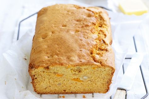 Bright and juicy, papaya is suitable for sweet dishes, like this pawpaw loaf. Pawpaw Bread Recipe, Pawpaw Recipes, Bread Sweet, Chocolate Pudding Recipes, Savory Scones, Foraged Food, Food Substitutions, Paw Paw, Loaf Recipes