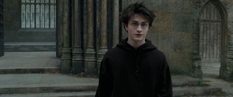 Harry Potter, The Prisoner Of Azkaban - CosmopolitanUK Harry Potter Movies In Order, Return To Hogwarts, Harry Potter Banner, Harry Potter Ron And Hermione, Harry Potter Character, Ron Weasley Hermione Granger, Harry Potter Ron, The Prisoner, The Prisoner Of Azkaban