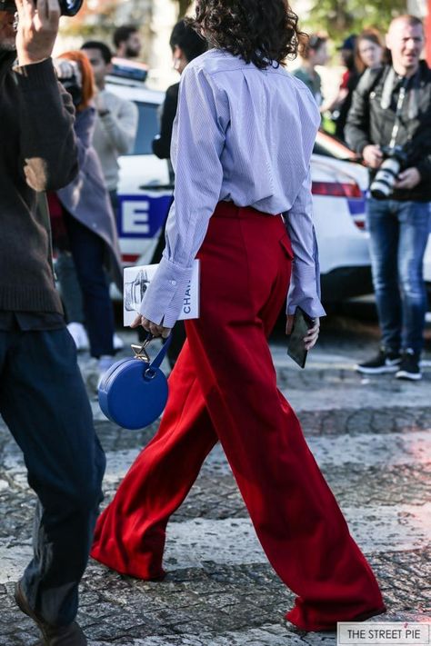 Red Trousers Outfit Classy, Red Trousers Outfit, Trousers Street Style, Clothes Encounters, Red Trousers, Gamine Style, Womens Fashion Inspiration, Color Harmony, Street Style Summer