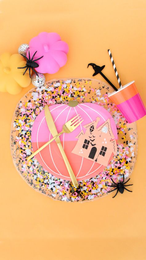 Spooky Party Ideas, Pumpkin Plates, Halloween Confetti, Halloween Party Table, Halloween Placemats, Diy Placemats, Halloween Trends, Party Table Settings, Spooky Cute