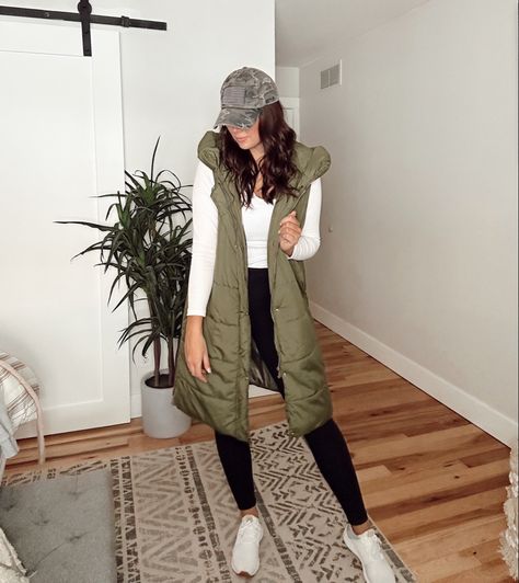 Winter puffer vest Green Puffer Vest Outfits For Women, Long Puffy Vest Outfit, Long Puffer Vest Outfits For Women, Long Puffer Vest Outfit, Outfits With Vest, Puffy Vest Outfit, Long Puffer Vest, Looks For Winter, Puffer Vest Outfit