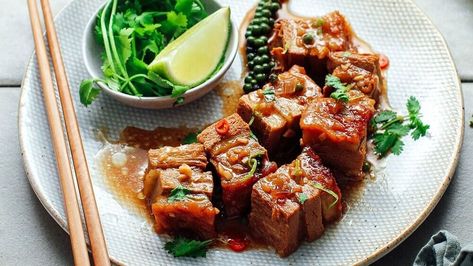 11 Vegan Pork Recipes Better Than the Real Thing | LIVEKINDLY Vegan Pork Chops, Vegan Pork Belly, Vegan Pulled Pork Sandwich, Vegan Pork, Vegan Cabbage Rolls, Vegan Ribs, Chef Aj, Vegan Pulled Pork, Vegan Pumpkin Spice