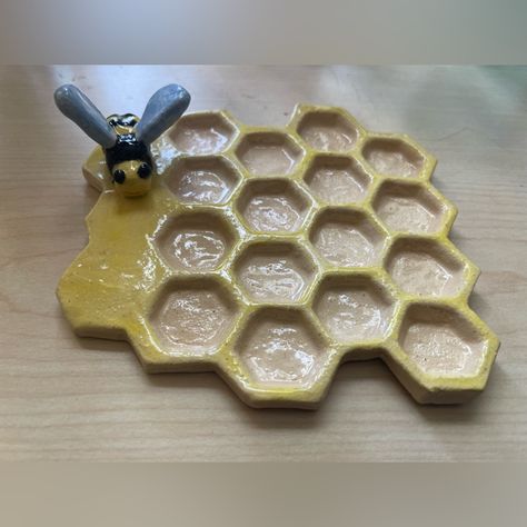 Ceramic Palette Bee And Honeycomb Handmade Ceramic Palette, The Last Image Is Only To Show How The Material Looks Prior To Finalizing It. Ceramic Bee Hive, Ceramic Bees Pottery, Bee Pottery Ideas, Ceramic Art Palette, Ceramic Paint Palette Ideas, Beehive Ceramics, Ceramic Bees, Bee Ceramics, Bee Clay