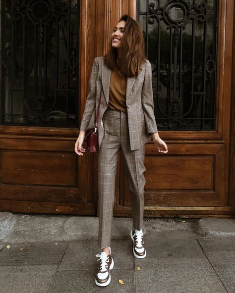 Women Suits Trends #womensuit #women #fashion #sneakers #fashionactivation #suittrend Moda Over 40, Suits And Sneakers, Rok Outfit, Sneaker Trend, Haine Diy, Mode Costume, Women Suits, Wonder Women, Power Dressing