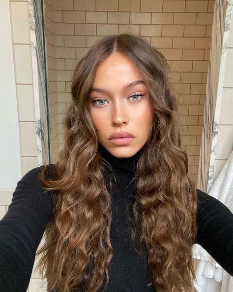 ISABELLE on Instagram: “LDN” Isabelle Mathers, Hair Inspo Color, Brown Hair Colors, Brunette Hair, Aesthetic Hair, Balayage Hair, Dark Hair, Pretty Hairstyles, Hair Looks