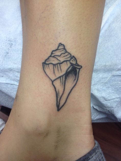 Small Sea Shell tattoo Cute and simple :)  Done by Tommy  Check him out @tommymarsters on Instagram and FaceBook Shell Tattoo Design, Conch Shell Tattoo, Sea Shell Tattoo, Florida Tattoo, Cute Ankle Tattoos, Shell Tattoo, State Tattoos, Tattoo Tiny, Shell Tattoos