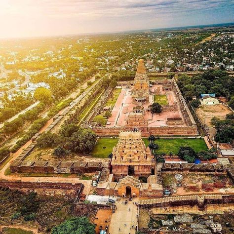 Tamil Nadu Temples, Thanjavur Temple, Brihadeeswarar Temple, Big Temple, Winter Nyc, Baby Buddha, Ancient Indian Architecture, Ancient Temple, Temple Pictures