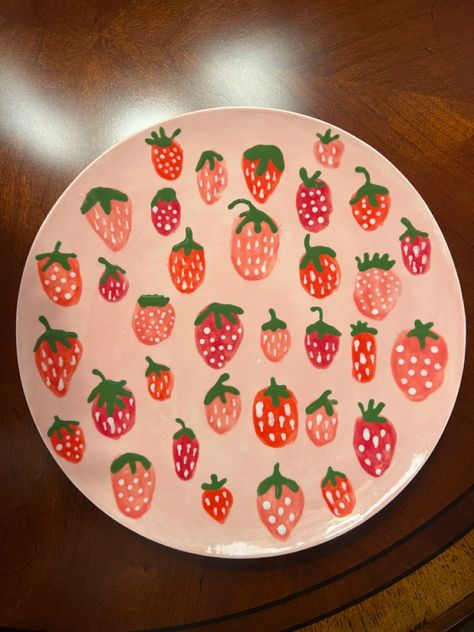 Strawberry Pottery Plate, Strawberry Plate Design, Strawberry Painted Pottery, Painted Earth Pottery Ideas, Paint Your Own Pottery Ideas Plates, Color Me Mine Plate Ideas, Hand Painted Plates Ideas, Strawberry Pottery Painting, Pottery Painting Ideas Easy Ceramic Plates