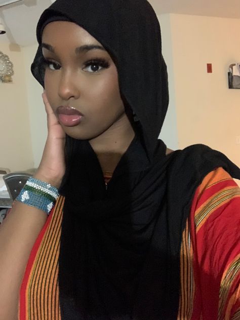 Somali Makeup Looks, Somali Girl Makeup, Somali Girl Aesthetic, Hijabi Makeup Looks, Somali Girls Hijab, Somali Makeup, Black Hijabis, Muslim Makeup, Hijabi Makeup