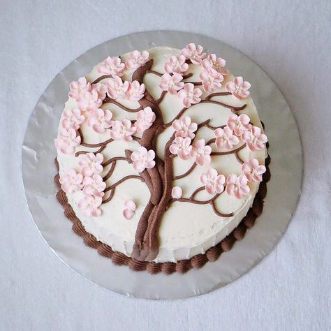 Korean Buttercream, Cherry Blossom Cake, Flower Cake Decorations, Korean Flower, Cake Decorating Courses, Buttercream Decorating, Japanese Cake, Cake Piping, Deco Champetre