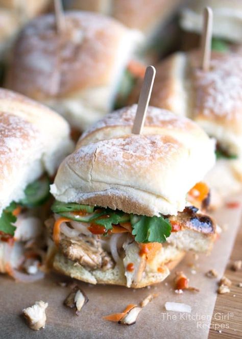 Food Truck Yums | Buy This Cook That - Chicken Banh Mi Sliders Gameday Sliders, Banh Mi Sandwich Recipe, Chicken Banh Mi, Sandwich Sliders, Slider Recipe, Vietnamese Sandwich, Asian Appetizers, Vietnamese Chicken, Best Party Appetizers