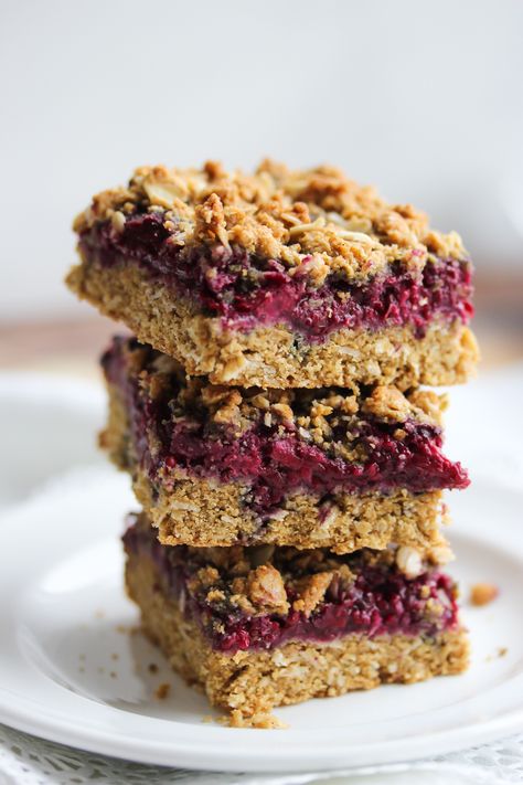 Whole Wheat Blackberry Oat Bars Healthy Snack Bar Recipes, Raspberry Oatmeal Bars, Snack Bar Recipes, Oat Crumble Topping, Strawberry Chia Jam, Raspberry Oatmeal, Healthy Snack Bars, Oat Crumble, Peanut Butter Roll