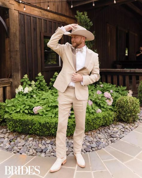 Groom Wearing Hat, Groom Suit Western, Tan Suit With Cowboy Boots, Mexican Wedding Suits For Men, Mexican Groom Attire, Cowboy Wedding Outfit, Tan Suit Men, Suit With Cowboy Boots, Vaquero Wedding