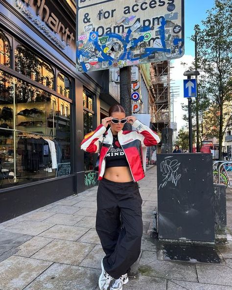 Francesca Leslie on Instagram: "Biker chic 🏍️ @pullandbear #pullandbearcommunity" Biker Chic Fashion, Parachute Pants Outfit, Leather Jacket Street Style, Race Outfit, Cargo Pants Outfit, Outfit 90s, Biker Chic, 90s Fashion Outfits, Streetwear Fashion Women