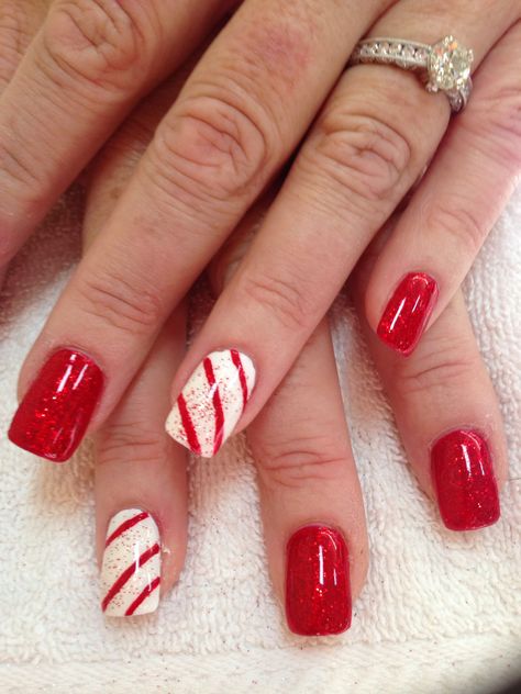 Candy cane nails!! Nails Gingerbread, Nails Candy Cane, French Candy, Nails Holiday, Candy Cane Nails, Christmas Gel, Nail Designs Pictures, Gold Nail Designs, Black Candy