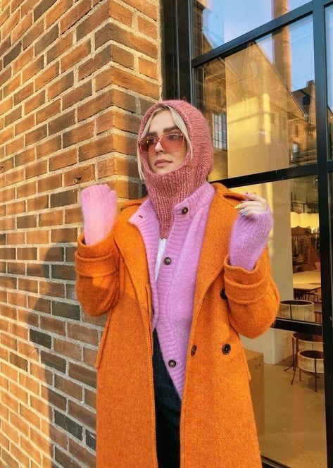 Knitted Balaclava, Leandra Medine, Streetwear Mode, Monochrome Fashion, Knitting Girls, Clothes Crafts, Winter Looks, Minimal Fashion, Colorful Fashion