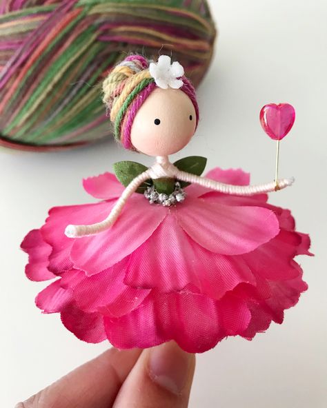 Handmade Fairy Doll, Flower Fairies Diy, Artificial Flower Crafts Ideas, Valentine Dolls Handmade, Fairy Ornaments Diy, Diy Fairies Doll Easy, Diy Fairy Dolls, How To Make Fairy Dolls, Pretty Dolls Fairies